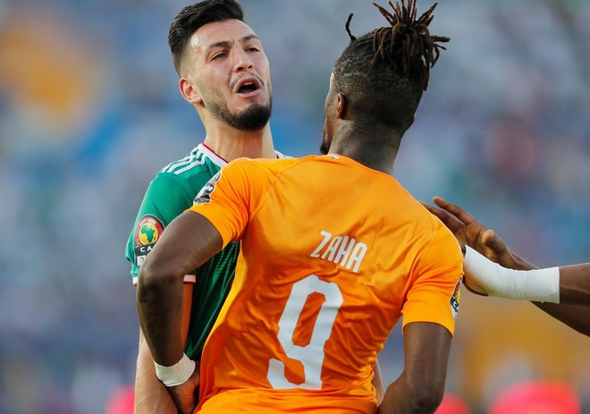 Varはどこに ダイブより酷い アルジェリア代表dfが相手選手の腕を顔に押し当て パンチ を偽装 サッカーダイジェストweb