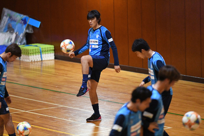 横浜fc 中村俊輔が新天地で初練習 両足を上げ下げするメニューでは目の前でカズが サッカーダイジェストweb