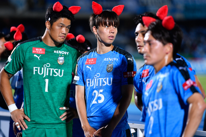 川崎フロンターレ Photo けんけつちゃんのカチューシャをつけ笑顔の川崎イレブン サッカーダイジェストweb 川崎フロンターレ Photo けんけつちゃんのカチューシャをつけ笑顔の川崎イレブン サッカーダイジェストweb
