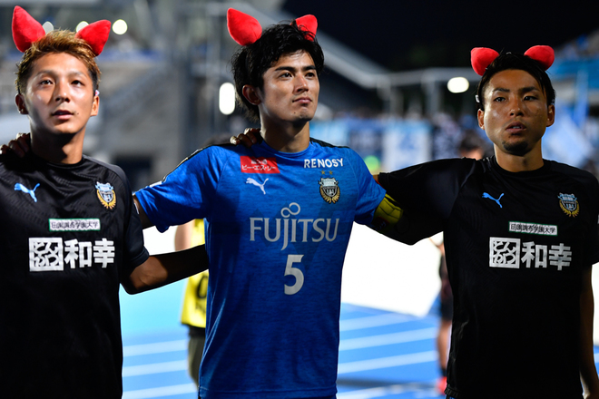 川崎フロンターレ Photo けんけつちゃんのカチューシャをつけ笑顔の川崎イレブン サッカーダイジェストweb