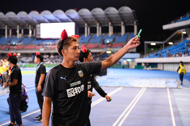 川崎フロンターレ Photo けんけつちゃんのカチューシャをつけ笑顔の川崎イレブン サッカーダイジェストweb 川崎フロンターレ Photo けんけつちゃんのカチューシャをつけ笑顔の川崎イレブン サッカーダイジェストweb