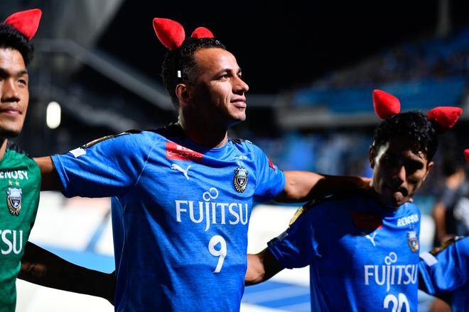 川崎フロンターレ Photo けんけつちゃんのカチューシャをつけ笑顔の川崎イレブン サッカーダイジェストweb 川崎フロンターレ Photo けんけつちゃんのカチューシャをつけ笑顔の川崎イレブン サッカーダイジェストweb