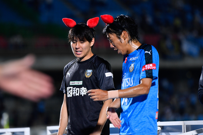 川崎フロンターレ Photo けんけつちゃんのカチューシャをつけ笑顔の川崎イレブン サッカーダイジェストweb 川崎フロンターレ Photo けんけつちゃんのカチューシャをつけ笑顔の川崎イレブン サッカーダイジェストweb
