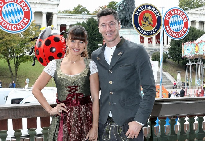 オクトーバーフェストを彩ったバイエルンの美女パートナーたち サッカーダイジェストweb オクトーバーフェストを彩ったバイエルンの美女パートナーたち サッカーダイジェストweb