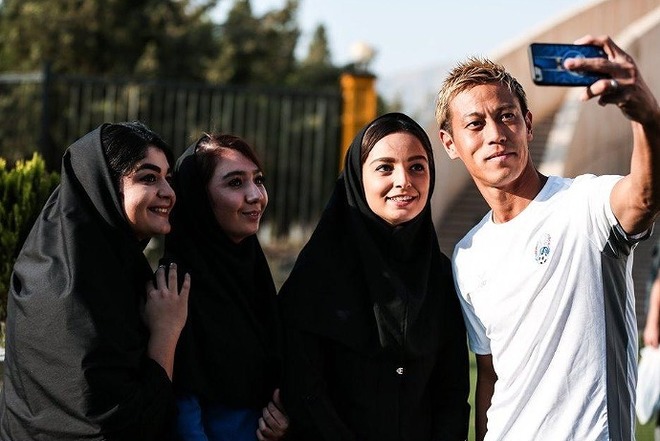 ついにイラン女性のスタジアム観戦が解禁 大敗を喫した 敵将 本田圭佑は試合前の彼女たちに神対応 サッカーダイジェストweb ついにイラン女性のスタジアム観戦が解禁 大敗を喫した 敵将 本田圭佑は試合前の彼女たちに神対応 サッカーダイジェストweb