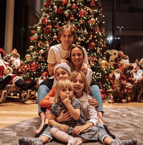Photo メッシ c ロナウド イニエスタに美しきパートナーたちも スーパースター総勢33名の クリスマス家族写真19 を一挙紹介 サッカーダイジェストweb Photo メッシ c ロナウド イニエスタに美しきパートナーたちも スーパースター総勢33名の クリスマス家族写真19 を一挙紹介 サッカーダイジェストweb