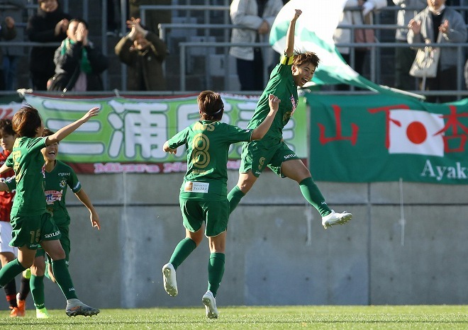 皇后杯決勝 ベレーザが主将の一撃で浦和lを破り 3年連続14回目の戴冠 今季 4冠 の偉業を達成 サッカーダイジェストweb 皇后杯決勝 ベレーザが主将の一撃で浦和lを破り 3年連続14回目の戴冠 今季 4冠 の偉業を達成 サッカーダイジェストweb
