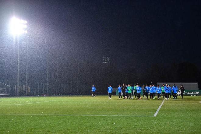 浦和レッズphoto 初日から二部練習を敢行 雨の降る大原サッカー場で練習に励むイレブン サッカーダイジェストweb