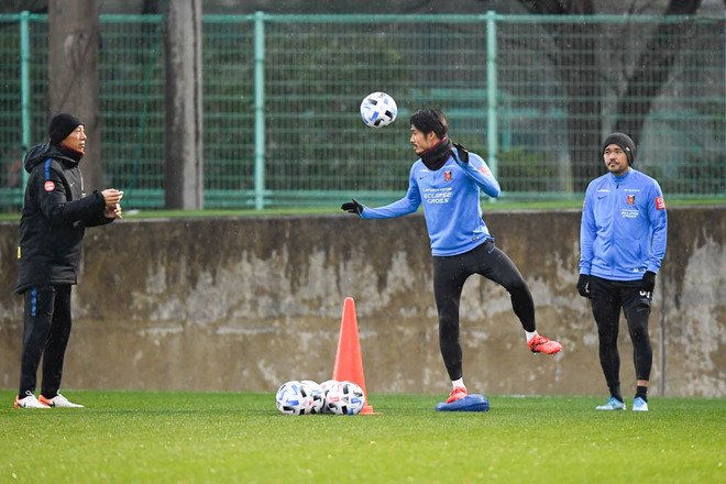 浦和レッズphoto 初日から二部練習を敢行 雨の降る大原サッカー場で練習に励むイレブン サッカーダイジェストweb 浦和レッズphoto 初日から二部練習を敢行 雨の降る大原サッカー場で練習に励むイレブン サッカーダイジェストweb