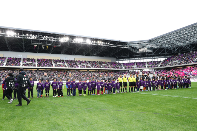 京都 ２ ３ C大阪 Photo 接戦の初陣 試合後にはゴール裏からコールと共に熱いメッセージが サッカーダイジェストweb