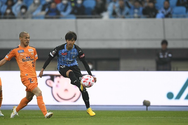 川崎 待望の等々力デビューで魅せた美技 約9分の出場で三笘薫が放った絶妙クロス サッカーダイジェストweb 川崎 待望の等々力デビューで魅せた美技 約9分の出場で三笘薫が放った絶妙クロス サッカーダイジェストweb