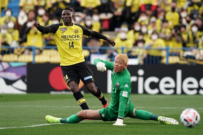 柏 ケニア代表fwオルンガが開幕弾 飛び出したgkを見逃さず 怪物級 得点力で公式戦3戦連発 サッカーダイジェストweb 柏 ケニア代表fwオルンガが開幕弾 飛び出したgkを見逃さず 怪物級 得点力で公式戦3戦連発 サッカーダイジェストweb