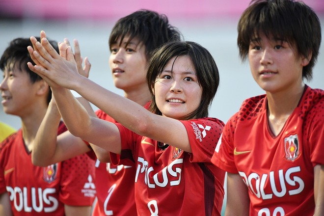 頬に謎の巨大なキスマークが なでしこジャパンがチーム総出で猶本光の誕生日を祝福 サッカーダイジェストweb 頬に謎の巨大なキスマークが なでしこジャパンがチーム総出で猶本光の誕生日を祝福 サッカーダイジェストweb