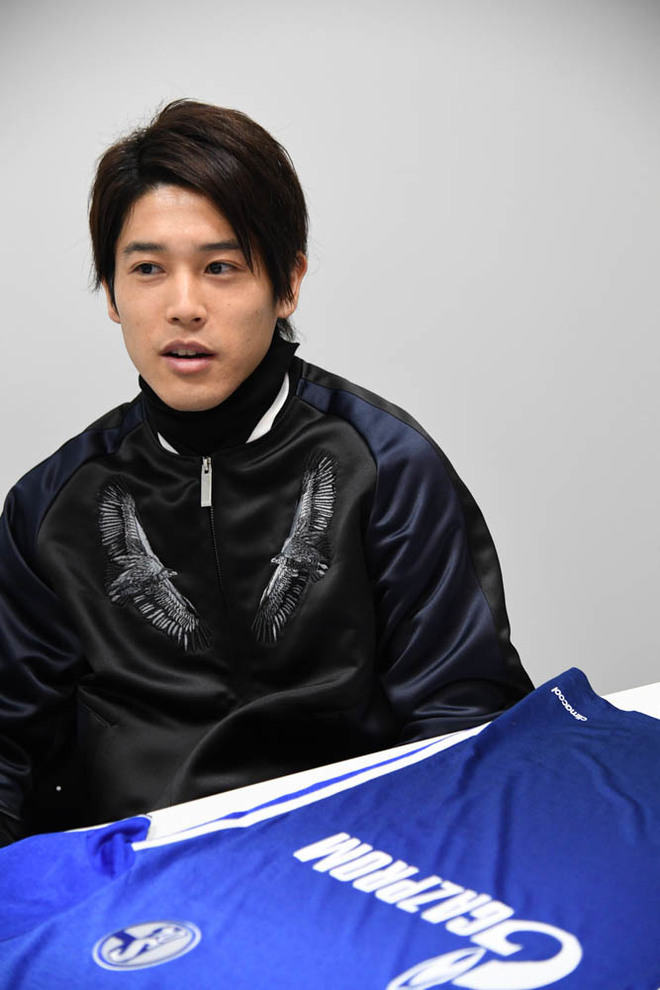インタビュー未掲載photo 大公開スペシャルpart3 シャルケ時代の内田篤人 私服でのインタビューに ユニホームでのキメポーズも 16年12月撮影 サッカーダイジェストweb インタビュー未掲載photo 大公開スペシャルpart3 シャルケ時代の内田篤人 私服でのインタビューに ユニホームでのキメポーズも 16年12月撮影 サッカーダイジェストweb
