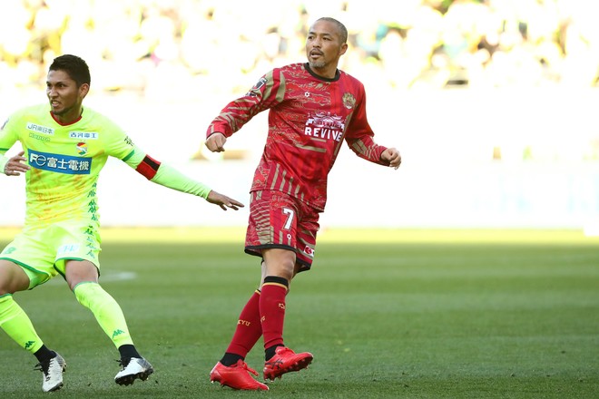 岩本輝雄の英雄列伝 小野伸二 完璧なトラップは必見 ただ初対戦で強く印象に残っているのは サッカーダイジェストweb