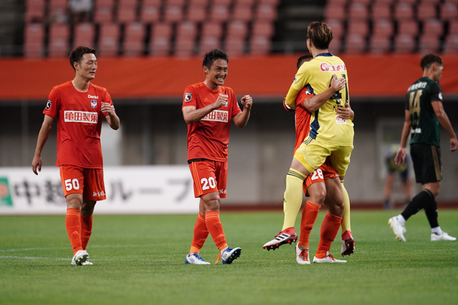 J2第4節photo 新潟1 0松本 田上のゴールを守り切りった新潟が3500人の前で今季ホーム初勝利 サッカーダイジェストweb J2第4節photo 新潟1 0松本 田上のゴールを守り切りった新潟が3500人の前で今季ホーム初勝利 サッカーダイジェストweb