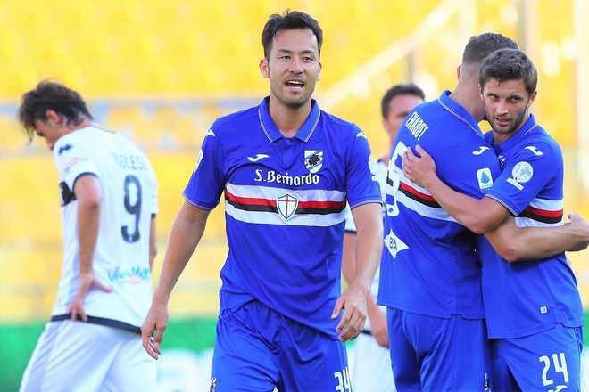 驚異の柔軟性 吉田麻也がオーシャンビューのイタリア自宅で見せた 大開脚ポーズ に反響 サッカーダイジェストweb 驚異の柔軟性 吉田麻也がオーシャンビューのイタリア自宅で見せた 大開脚ポーズ に反響 サッカーダイジェストweb