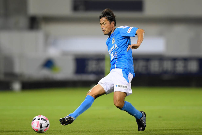 Photo ジュビロ磐田 遠藤保仁 サックスブルーを身に纏いチームを牽引 2試合連続フル出場で勝利に貢献した遠藤を特集 サッカーダイジェストweb Photo ジュビロ磐田 遠藤保仁 サックスブルーを身に纏いチームを牽引 2試合連続フル出場で勝利に貢献した遠藤を特集 サッカーダイジェストweb