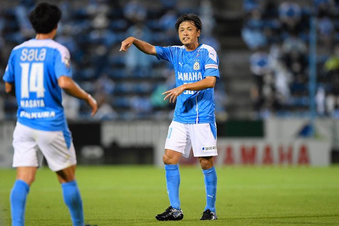 Photo ジュビロ磐田 遠藤保仁 サックスブルーを身に纏いチームを牽引 2試合連続フル出場で勝利に貢献した遠藤を特集 サッカーダイジェストweb Photo ジュビロ磐田 遠藤保仁 サックスブルーを身に纏いチームを牽引 2試合連続フル出場で勝利に貢献した遠藤を特集 サッカーダイジェストweb