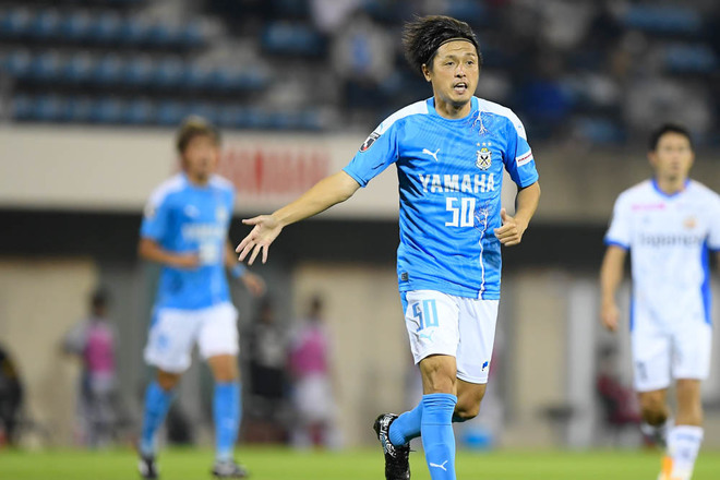 Photo ジュビロ磐田 遠藤保仁 サックスブルーを身に纏いチームを牽引 2試合連続フル出場で勝利に貢献した遠藤を特集 サッカーダイジェストweb Photo ジュビロ磐田 遠藤保仁 サックスブルーを身に纏いチームを牽引 2試合連続フル出場で勝利に貢献した遠藤を特集 サッカーダイジェストweb