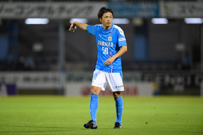 Photo ジュビロ磐田 遠藤保仁 サックスブルーを身に纏いチームを牽引 2試合連続フル出場で勝利に貢献した遠藤を特集 サッカーダイジェストweb Photo ジュビロ磐田 遠藤保仁 サックスブルーを身に纏いチームを牽引 2試合連続フル出場で勝利に貢献した遠藤を特集 サッカーダイジェストweb