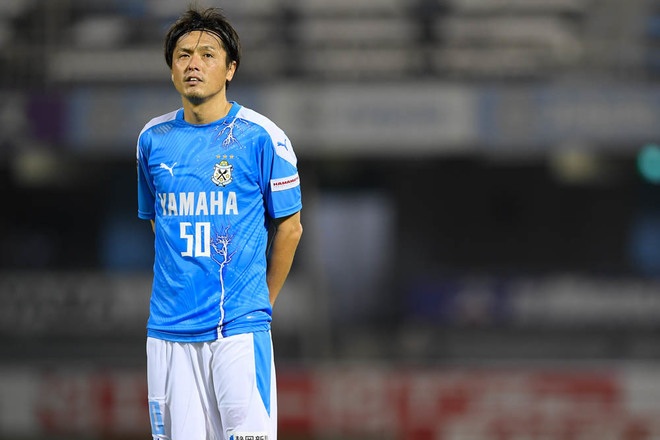 Photo ジュビロ磐田 遠藤保仁 サックスブルーを身に纏いチームを牽引 2試合連続フル出場で勝利に貢献した遠藤を特集 サッカーダイジェストweb Photo ジュビロ磐田 遠藤保仁 サックスブルーを身に纏いチームを牽引 2試合連続フル出場で勝利に貢献した遠藤を特集 サッカーダイジェストweb