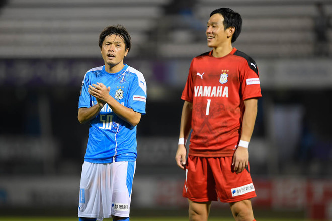 Photo ジュビロ磐田 遠藤保仁 サックスブルーを身に纏いチームを牽引 2試合連続フル出場で勝利に貢献した遠藤を特集 サッカーダイジェストweb Photo ジュビロ磐田 遠藤保仁 サックスブルーを身に纏いチームを牽引 2試合連続フル出場で勝利に貢献した遠藤を特集 サッカーダイジェストweb