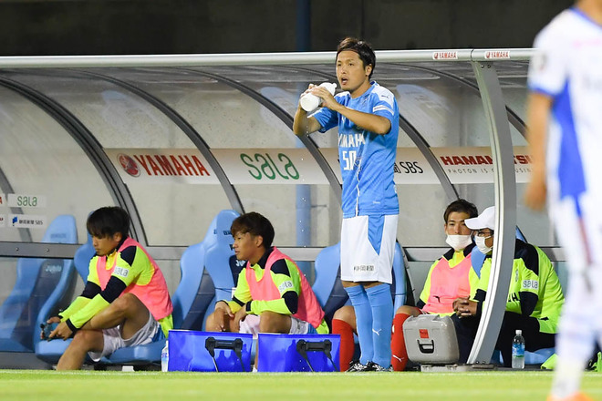 Photo ジュビロ磐田 遠藤保仁 サックスブルーを身に纏いチームを牽引 2試合連続フル出場で勝利に貢献した遠藤を特集 サッカーダイジェストweb Photo ジュビロ磐田 遠藤保仁 サックスブルーを身に纏いチームを牽引 2試合連続フル出場で勝利に貢献した遠藤を特集 サッカーダイジェストweb