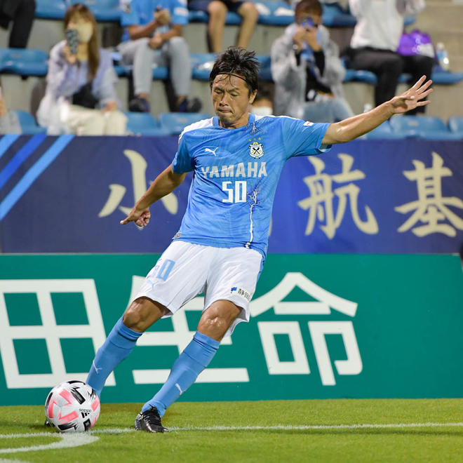Photo ジュビロ磐田 遠藤保仁 サックスブルーを身に纏いチームを牽引 2試合連続フル出場で勝利に貢献した遠藤を特集 サッカーダイジェストweb Photo ジュビロ磐田 遠藤保仁 サックスブルーを身に纏いチームを牽引 2試合連続フル出場で勝利に貢献した遠藤を特集 サッカーダイジェストweb