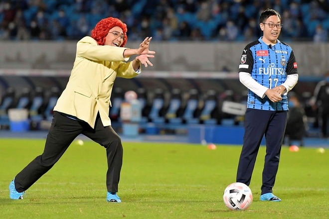 夢が叶った瞬間 お笑いコンビ アイデンティティの田島さんが等々力での始球式に大興奮 神龍に頼んだっけな サッカーダイジェストweb