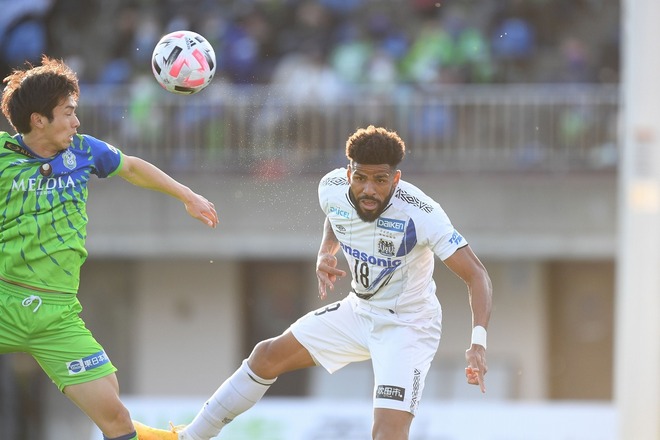 J1採点 寸評 湘南1 2g大阪 3試合ぶり勝利で2位堅持 Momは攻守に奮闘した1g1aの大型ストライカー サッカーダイジェストweb J1採点 寸評 湘南1 2g大阪 3試合ぶり勝利で2位堅持 Momは攻守に奮闘した1g1aの大型ストライカー サッカーダイジェストweb
