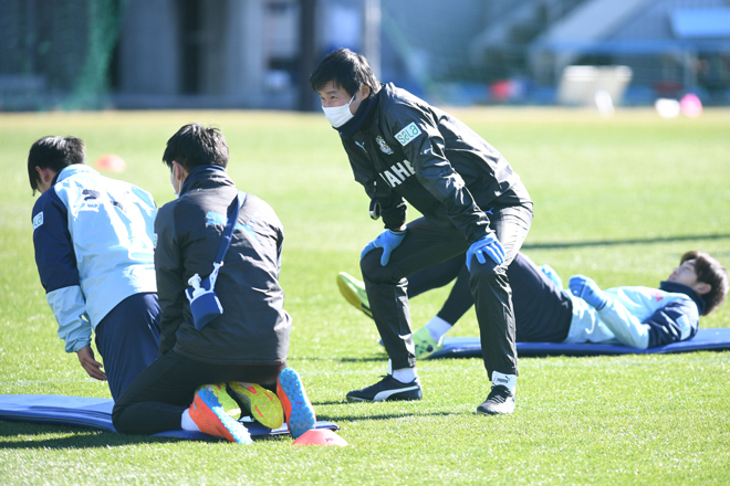 ジュビロ磐田photo ミスタージュビロの中山氏がコーチに就任 選手たちは練習初日から溌剌とした動きを披露 サッカーダイジェストweb ジュビロ磐田photo ミスタージュビロの中山氏がコーチに就任 選手たちは練習初日から溌剌とした動きを披露 サッカーダイジェストweb
