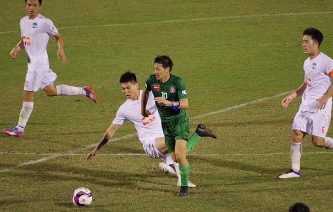 松井大輔のベトナム初陣は度肝を抜く凄まじい賑わいに スタジアム観戦した現地在住日本人の印象とは サッカーダイジェストweb 松井大輔のベトナム初陣は度肝を抜く凄まじい賑わいに スタジアム観戦した現地在住日本人の印象とは サッカーダイジェストweb
