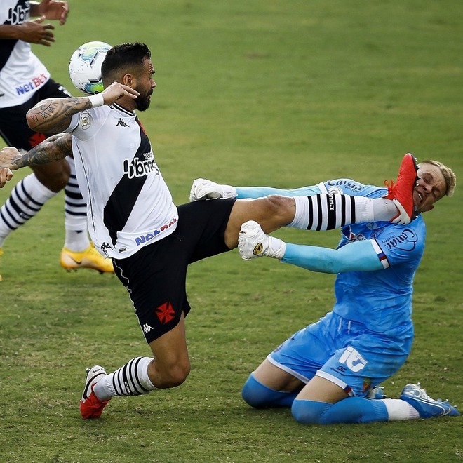 残虐キックが炸裂 ブラジル人gkの顔面を襲った 衝撃の蹴り に世界騒然 よくぞ生還してくれた サッカーダイジェストweb 残虐キックが炸裂 ブラジル人gkの顔面を襲った 衝撃の蹴り に世界騒然 よくぞ生還してくれた サッカーダイジェストweb