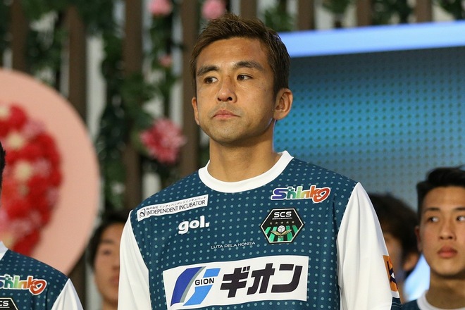 全然老けないから羨ましい 相模原 稲本潤一 クラブマスコットとの スマイルショット に元日本代表戦士が反応 サッカーダイジェストweb 全然老けないから羨ましい 相模原 稲本潤一 クラブマスコットとの スマイルショット に元日本代表戦士が反応 サッカーダイジェストweb