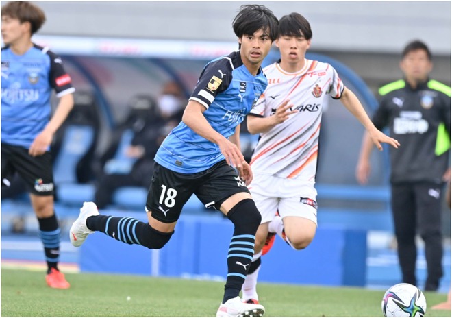 現地で見たら鳥肌立つんだろな 三笘薫の軽妙キックフェイントに喝采 お金払う価値ある サッカーダイジェストweb