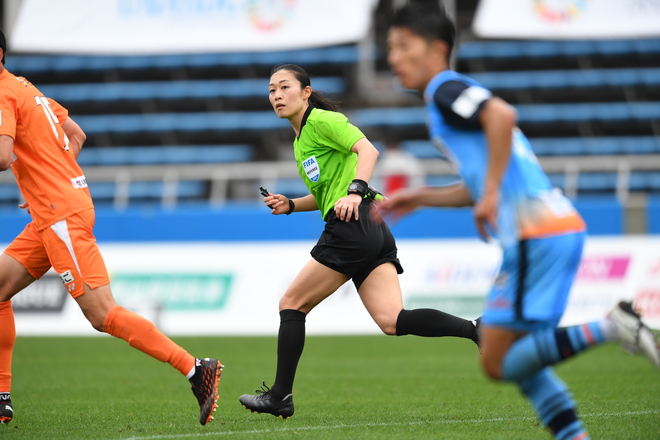 素敵すぎる Jリーグ初の女性主審 山下良美審判員に反響続々 毅然としたレフェリング サッカーダイジェストweb 素敵すぎる Jリーグ初の女性主審 山下良美審判員に反響続々 毅然としたレフェリング サッカーダイジェストweb