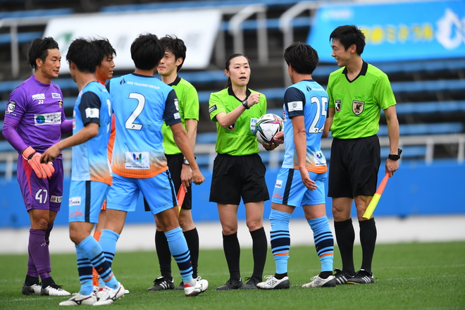 少しでも目に留まってくれたら J初の女性主審 山下良美審判員が歴史的な一歩を踏み出す サッカーダイジェストweb