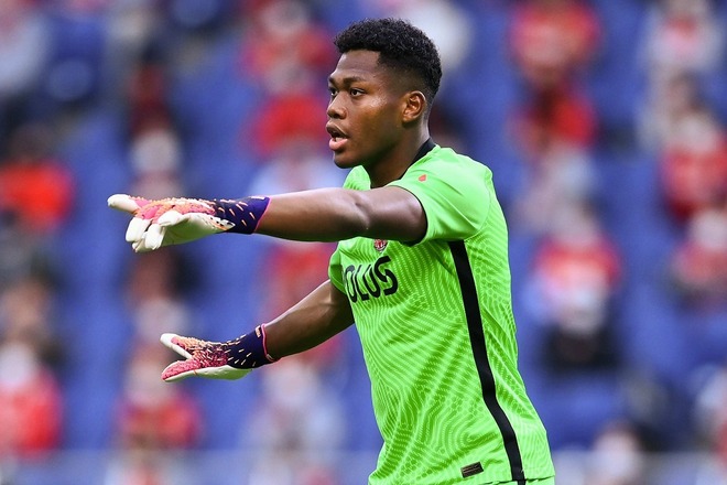 パントキック並 18歳を疑うわ 浦和gk鈴木彩艶の50メートル級 超絶ロングスロー に脚光 サッカーダイジェストweb パントキック並 18歳を疑うわ 浦和gk鈴木彩艶の50メートル級 超絶ロングスロー に脚光 サッカーダイジェストweb