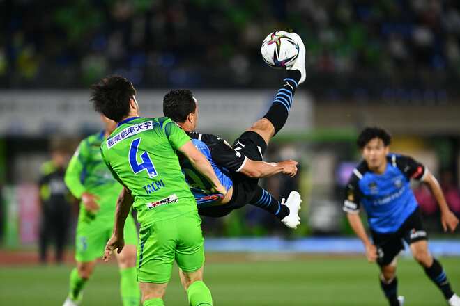 化けもんかよ レアンドロ ダミアンの驚愕オーバーヘッド弾に反響拡大 全盛期のリヴァウド サッカーダイジェストweb 化けもんかよ レアンドロ ダミアンの驚愕オーバーヘッド弾に反響拡大 全盛期のリヴァウド サッカーダイジェストweb