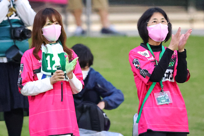 Photo 相模原ギオンスタジアムに響き渡るクラップ 選手を支えた相模原 愛媛のサポーターたち サッカーダイジェストweb Photo 相模原ギオンスタジアムに響き渡るクラップ 選手を支えた相模原 愛媛のサポーターたち サッカーダイジェストweb