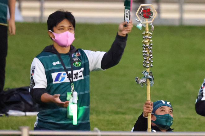 Photo 相模原ギオンスタジアムに響き渡るクラップ 選手を支えた相模原 愛媛のサポーターたち サッカーダイジェストweb Photo 相模原ギオンスタジアムに響き渡るクラップ 選手を支えた相模原 愛媛のサポーターたち サッカーダイジェストweb