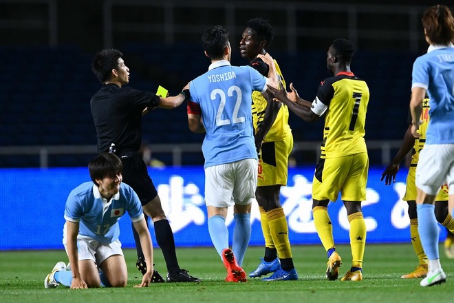 かわいい後輩が削られたら 危険なファウルに激しく抗議 吉田麻也が一触即発シーンの意図を説明 サッカーダイジェストweb かわいい後輩が削られたら 危険なファウルに激しく抗議 吉田麻也が一触即発シーンの意図を説明 サッカーダイジェストweb