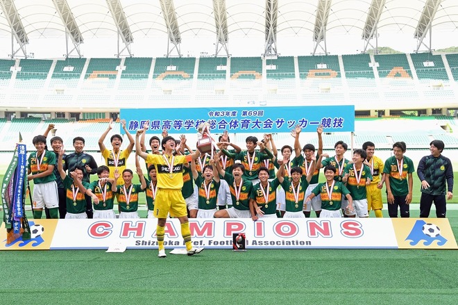 1バックでリスクを負った 静岡学園はいかにして苦境を跳ねのけたのか 清水東との壮絶戦 その舞台裏を紐解く 総体予選 サッカーダイジェストweb 1バックでリスクを負った 静岡学園はいかにして苦境を跳ねのけたのか 清水東との壮絶戦 その舞台裏を紐解く 総体予選 サッカーダイジェストweb