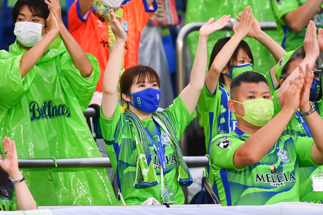 Photo 力強い手拍子 選手を鼓舞し続けた湘南ベルマーレ 柏レイソルサポーター サッカーダイジェストweb Photo 力強い手拍子 選手を鼓舞し続けた湘南ベルマーレ 柏レイソルサポーター サッカーダイジェストweb
