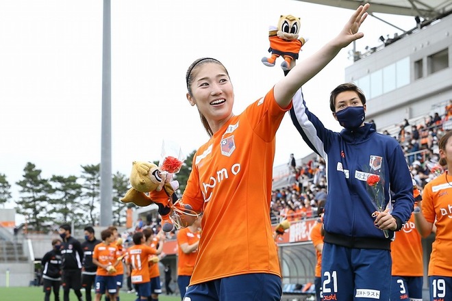 バカ可愛いです 仲田歩夢が新ヘアスタイルで魅せた 横顔美人 に反響続々 鼻たかっ サッカーダイジェストweb バカ可愛いです 仲田歩夢が新ヘアスタイルで魅せた 横顔美人 に反響続々 鼻たかっ サッカーダイジェストweb