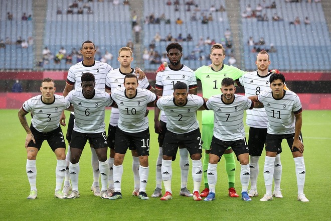 さよなら 日本 サッカー男子ドイツ代表の 集合写真風 イラストが話題 舞台となったのは 東京五輪 サッカーダイジェストweb さよなら 日本 サッカー男子ドイツ代表の 集合写真風 イラストが話題 舞台となったのは 東京五輪 サッカーダイジェストweb