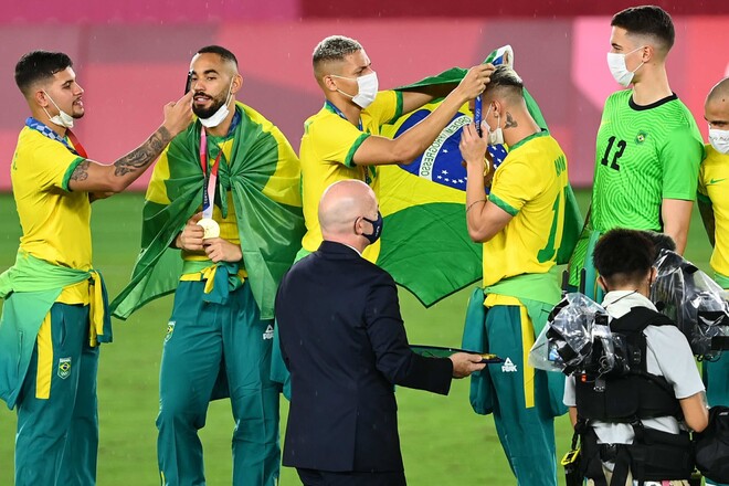 来年はカタールでね ハゲ ブラジル代表10番が表彰式でfifa会長をからかう 東京五輪 サッカーダイジェストweb 来年はカタールでね ハゲ ブラジル代表10番が表彰式でfifa会長をからかう 東京五輪 サッカーダイジェストweb