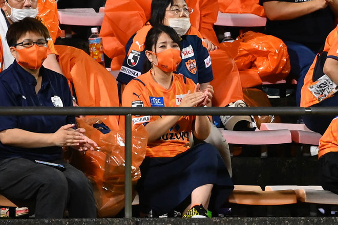 サポーターphoto 独特なリズム 力強い手拍子で選手を後押しした清水エスパルスサポーター サッカーダイジェストweb サポーターphoto 独特なリズム 力強い手拍子で選手を後押しした清水エスパルスサポーター サッカーダイジェストweb