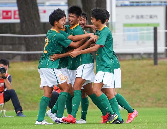 インターハイ準々決勝photo 静岡学園１ー０大津 前半37分 持山匡佑のヘディングシュートが決まり静岡学園が準決勝に進出 サッカーダイジェストweb